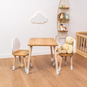 Montessori-inspiriertes Geschenk für Kinder – Holz Tisch und Stuhlset perfekt für Geburtstage und Weihnachten. Holz Kindertisch mit zwei Stühlen; ideal für Malen, Zeichnen, Basteln und Lesen, kompaktes Montessori Tisch-Set für tägliche Aktivitäten.