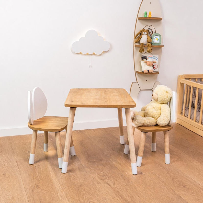 Montessori-inspiriertes Geschenk für Kinder – Holz Tisch und Stuhlset perfekt für Geburtstage und Weihnachten. Holz Kindertisch mit zwei Stühlen; ideal für Malen, Zeichnen, Basteln und Lesen, kompaktes Montessori Tisch-Set für tägliche Aktivitäten.