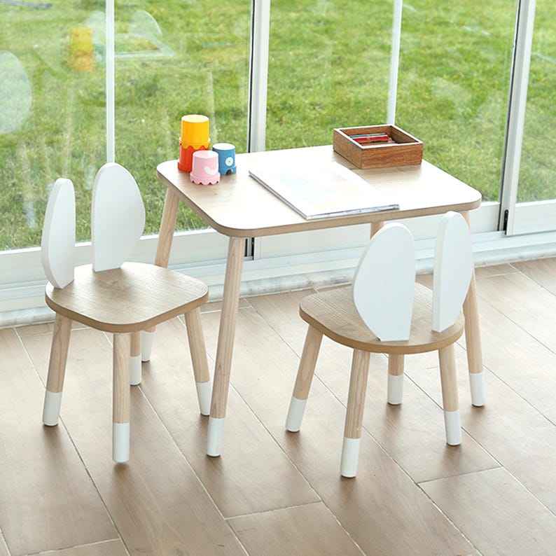 Holztisch und Kinderstuhl mit Kaninchenohren – Montessori-inspiriertes kindgerechtes Möbelset für Spielen, Malen und Essen.