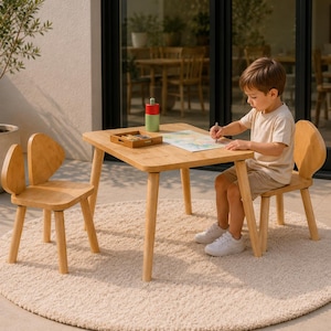 Montessori Holz Kindertisch mit 2 Stühlen – Mouse Ohr Design – Hochwertiges Kinder Tischset für Spielen, Malen und Essen