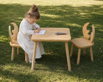 Holz Montessori Tisch und 2 Kinderstühle – Kaninchenstuhl Design – Natürliches Kinder Möbelset für Spiel, Kreativität und Essen