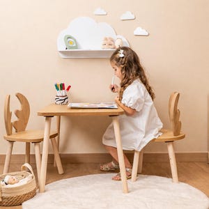 Montessori-inspiriertes Geschenk für Kinder – Holz Tisch und Stuhlset perfekt für Geburtstage und Weihnachten.