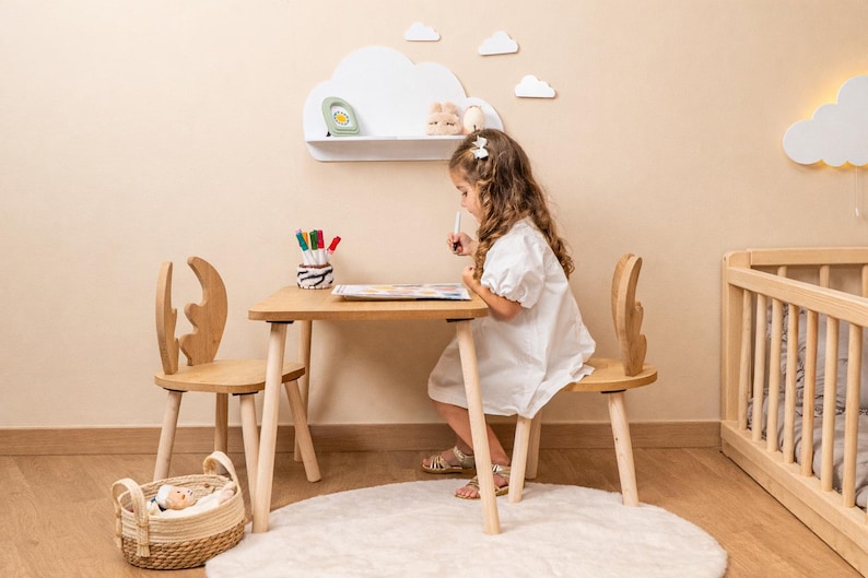 Montessori-inspiriertes Geschenk für Kinder – Holz Tisch und Stuhlset perfekt für Geburtstage und Weihnachten.