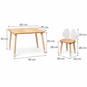 Montessori-inspiriertes Geschenk für Kinder – Holz Tisch und Stuhlset perfekt für Geburtstage und Weihnachten. Holz Kindertisch mit zwei Stühlen; ideal für Malen, Zeichnen, Basteln und Lesen, kompaktes Montessori Tisch-Set für tägliche Aktivitäten.