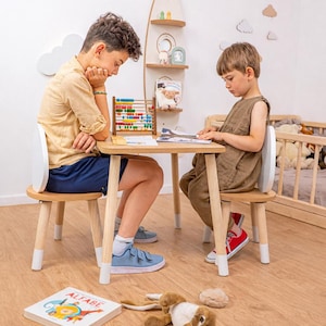 Montessori-inspiriertes Geschenk für Kinder – Holz Tisch und Stuhlset perfekt für Geburtstage und Weihnachten. Holz Kindertisch mit zwei Stühlen; ideal für Malen, Zeichnen, Basteln und Lesen, kompaktes Montessori Tisch-Set für tägliche Aktivitäten.