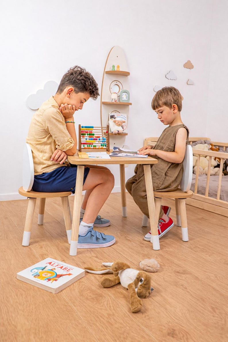 Montessori-inspiriertes Geschenk für Kinder – Holz Tisch und Stuhlset perfekt für Geburtstage und Weihnachten. Holz Kindertisch mit zwei Stühlen; ideal für Malen, Zeichnen, Basteln und Lesen, kompaktes Montessori Tisch-Set für tägliche Aktivitäten.