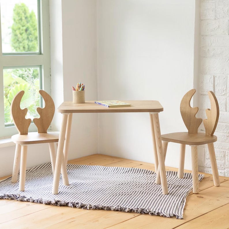 Holz-Aktivitätstisch für Kinder, stabil und robust, geeignet für Malen, Puzzles und tägliche Aktivitäten.