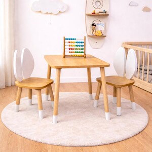 Montessori-inspiriertes Geschenk für Kinder – Holz Tisch und Stuhlset perfekt für Geburtstage und Weihnachten. Holz Kindertisch mit zwei Stühlen; ideal für Malen, Zeichnen, Basteln und Lesen, kompaktes Montessori Tisch-Set für tägliche Aktivitäten.