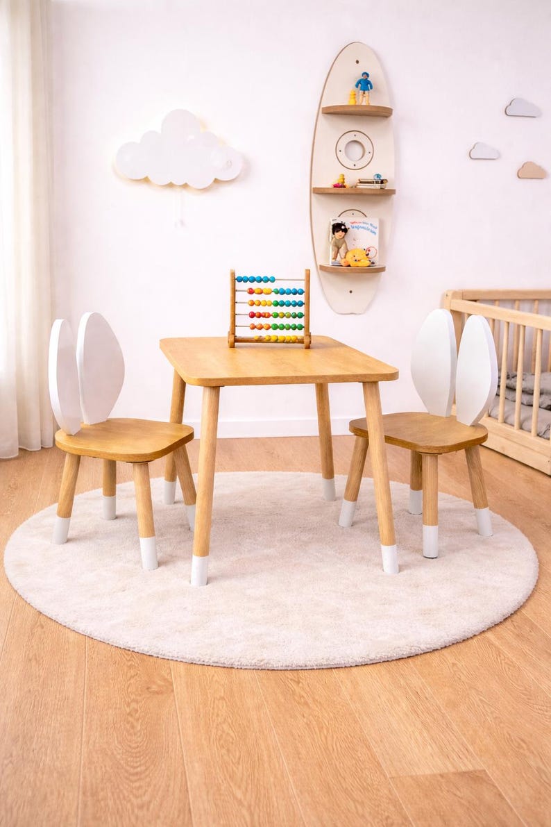 Montessori-inspiriertes Geschenk für Kinder – Holz Tisch und Stuhlset perfekt für Geburtstage und Weihnachten. Holz Kindertisch mit zwei Stühlen; ideal für Malen, Zeichnen, Basteln und Lesen, kompaktes Montessori Tisch-Set für tägliche Aktivitäten.