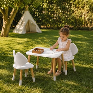 Montessori Handgemacht White Mickey Holz Kindertisch und 2 Stühle - Chemikalienfrei – ideal für Kinder von 2-7 Jahren