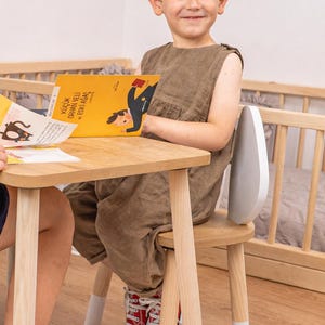 Montessori-inspiriertes Geschenk für Kinder – Holz Tisch und Stuhlset perfekt für Geburtstage und Weihnachten. Holz Kindertisch mit zwei Stühlen; ideal für Malen, Zeichnen, Basteln und Lesen, kompaktes Montessori Tisch-Set für tägliche Aktivitäten.