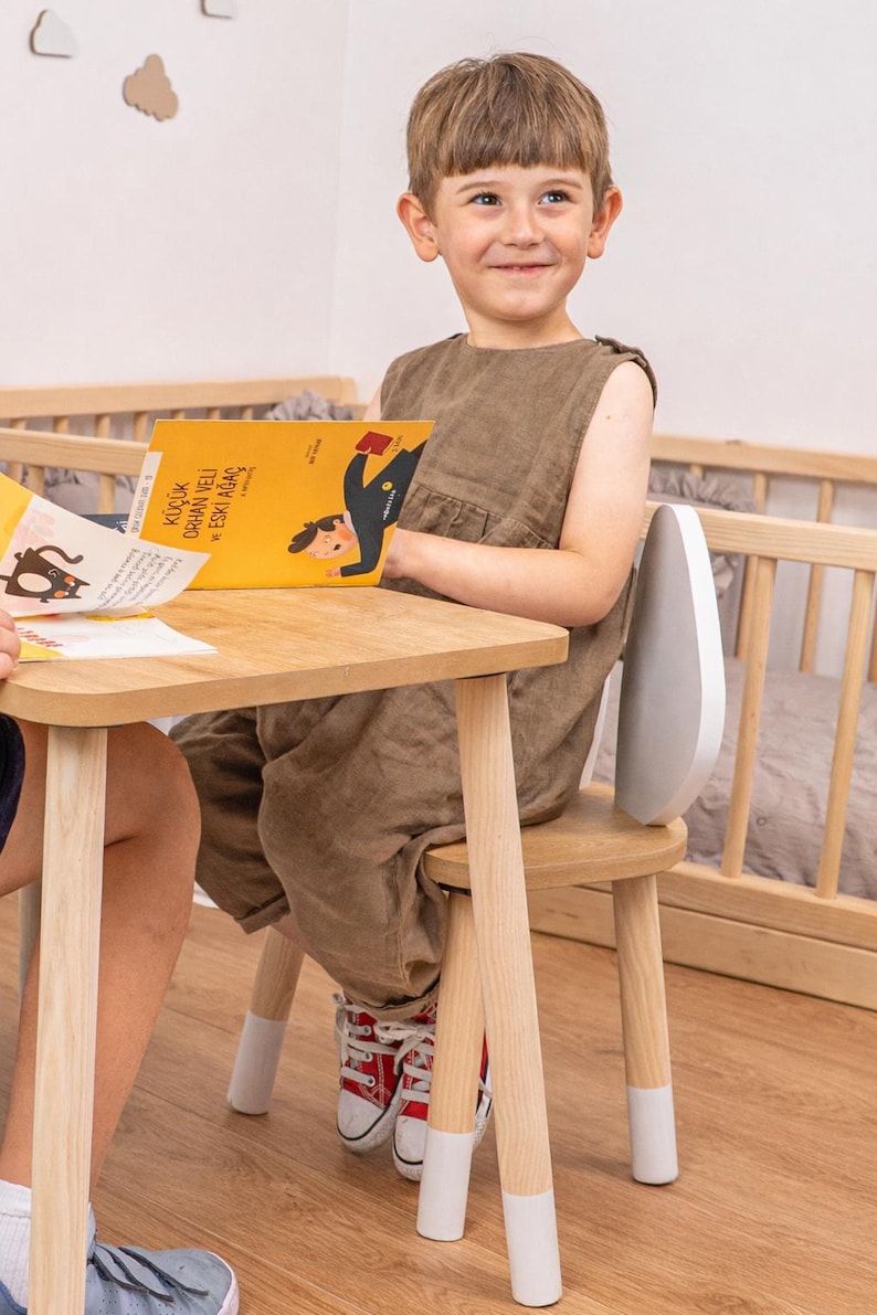 Montessori-inspiriertes Geschenk für Kinder – Holz Tisch und Stuhlset perfekt für Geburtstage und Weihnachten. Holz Kindertisch mit zwei Stühlen; ideal für Malen, Zeichnen, Basteln und Lesen, kompaktes Montessori Tisch-Set für tägliche Aktivitäten.