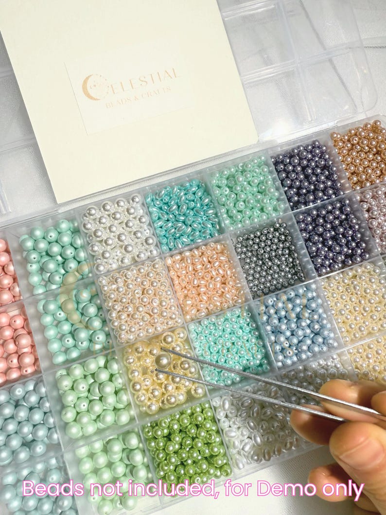 Peut inclure: Un organisateur en plastique transparent rempli de perles de diff&eacute;rentes couleurs. Les perles sont dans des tons de rose, de vert, de bleu et de cr&egrave;me. Le texte "CELESTIAL BEADS & CRAFTS" est visible en haut &agrave; gauche. Le texte "Beads not included, for Demo only" est en bas.