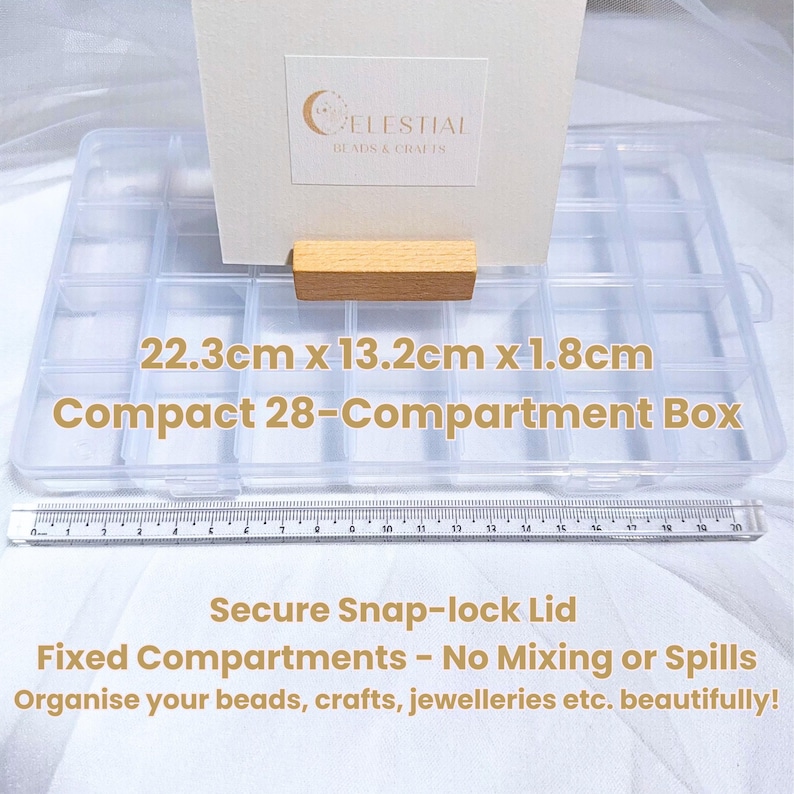 Peut inclure: Bo&icirc;te transparente compacte &agrave; 28 compartiments, mesurant 22,3 cm x 13,2 cm x 1,8 cm, avec un couvercle &agrave; fermeture s&eacute;curis&eacute;e. La bo&icirc;te comporte des compartiments fixes pour &eacute;viter le m&eacute;lange ou les d&eacute;versements. Texte: "Organisez vos perles, travaux manuels, bijoux, etc. magnifiquement!"