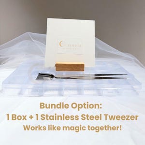 Peut inclure: Une bo&icirc;te de rangement en plastique transparent avec plusieurs compartiments, une pince &agrave; &eacute;piler en acier inoxydable et une carte avec le texte "CELESTIAL". Le texte "Bundle Option: 1 Box + 1 Stainless Steel Tweezer Works like magic together!" est &eacute;galement visible.