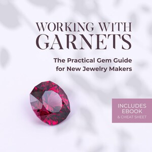 Może przedstawiać: Fasetowany, głęboko czerwony granat na białym tle. Tekst "WORKING WITH GARNETS" i "The Practical Gem Guide for New Jewelry Makers" są wyświetlane nad kamieniem szlachetnym. Różowe pole zawiera napis "INCLUDES EBOOK & CHEAT SHEET."