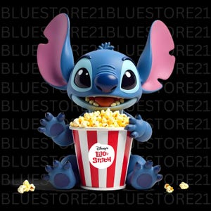 Op de afbeelding: Blauwe Stitch-figuur met grote oren, die een rood-wit gestreepte popcornemmer vasthoudt. De emmer is gevuld met popcorn en heeft het Disney's Lilo & Stitch-logo. De figuur lacht.
