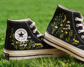 Chaussures de broderie Converse personnalisées, Converse brodée de petites fleurs des années 1970, broderie de fleurs jaunes