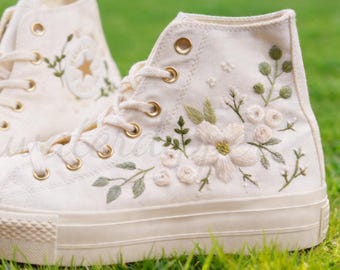 Tênis Converse personalizados com bordado, tênis Converse com sola grossa, tênis personalizados com bordado de grandes flores bege.
