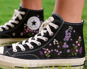 Zapatillas Converse personalizadas con bordado, Converse de los años 70 con bordado de flor pequeña, bordado de hortensia con mariposa morada