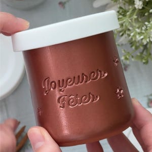 以下が含まれることがあります： 手作りの木製サイン。手書き風の「Welcome to our home」の文字。白く塗装され、黒い文字とアンティーク調の仕上げが施されています。屋内または屋外での使用に適しています。