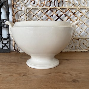 Antique Belgian ironstone tureen with scalloped handles - Mouzin Lecat & Cie. Nimy