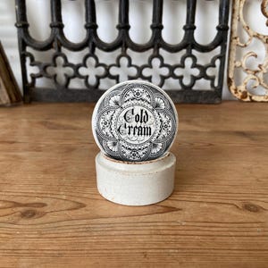 Antik järnstenslock och botten för apoteksgryta Cold Cream