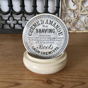 Antik Creme D’Amande vit järnstenskruka med lock och botten - Boots Cash Chemists reklamkruka