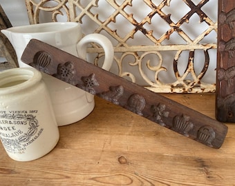 Ancien moule à sucre en forme de pièce d'échecs sculpté - Moule à chocolat hollandais en bois