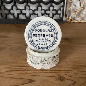 Antik Douglas Perfumer vit järnstensgryta med lock och bas