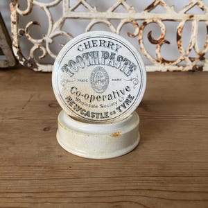 Antiker Newcastle-on-Tyne Cherry Zahnpasta Topf Deckel und Basis