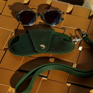 以下が含まれることがあります： 白い文字で「Welcome to our porch」と書かれた素朴な木製の看板。 荒れた仕上がりで、屋外の装飾に最適です。