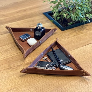 Leather desk tray, entryway organizer, leather valet tray, triangle tray, housewarming gift, desktop organizer, tray decor, key organizer