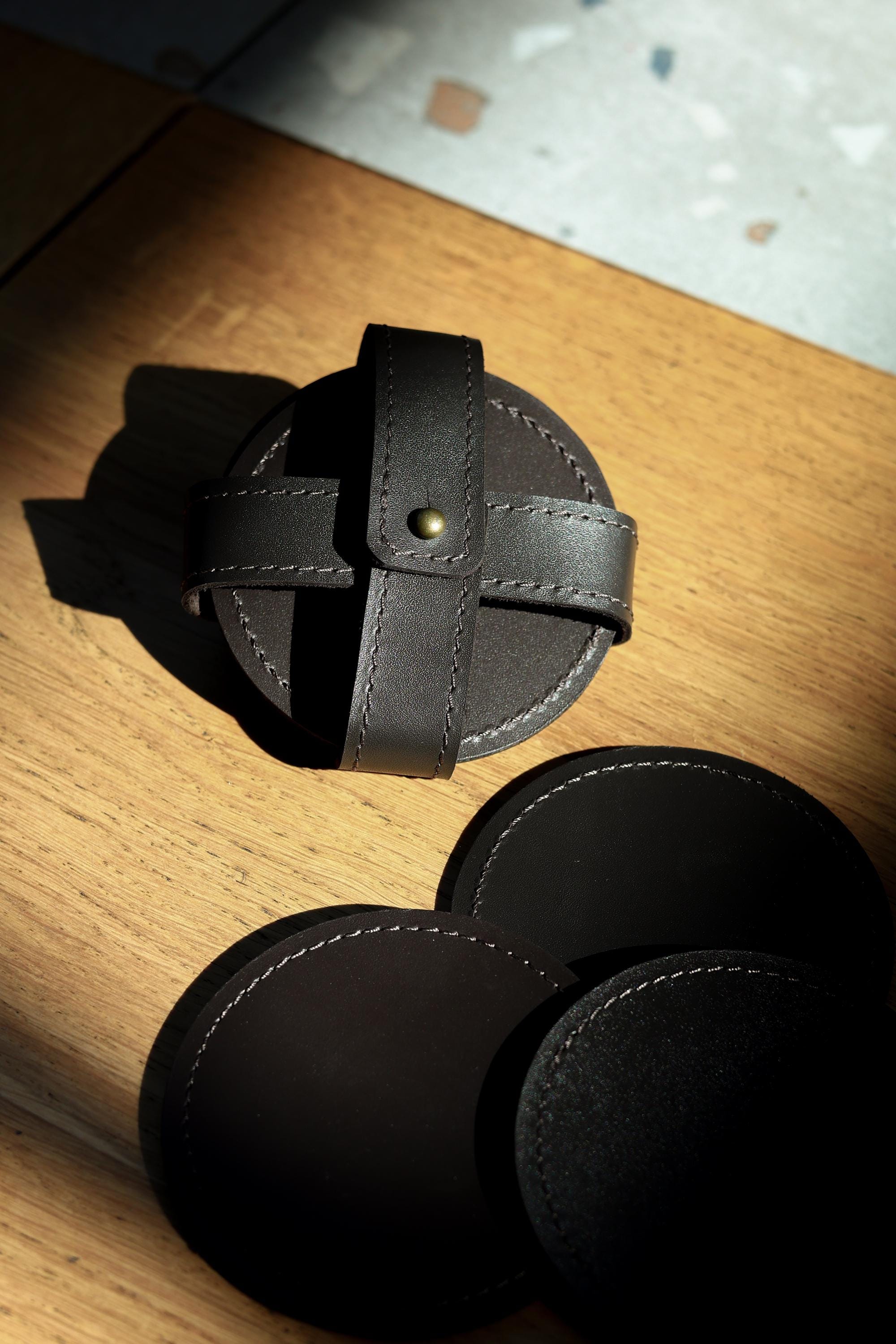 高級レザーコースターセット：刻印入りドリンクコースター、バーウェア