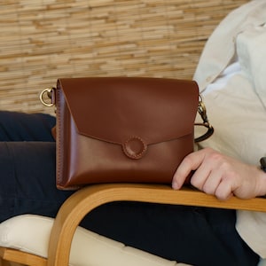 Handmade Leather Crossbody Bag: Casual Everyday Messenger Purse
