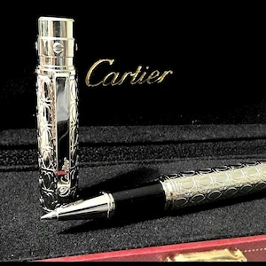 Könnte beinhalten: Set aus drei Keramikbechern mit gesprenkelter, matter Oberfläche. Die Becher sind in Creme-, Hellgrau- und Dunkelgrautönen gehalten. Jede Tasse hat ein schlichtes, minimalistisches Design.