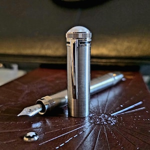 Peut inclure: Ensemble de trois mugs en c&eacute;ramique avec une finition mate et mouchet&eacute;e. Les tasses sont de couleur cr&egrave;me, gris clair et gris fonc&eacute;. Chaque mug a un design simple et une anse arrondie.