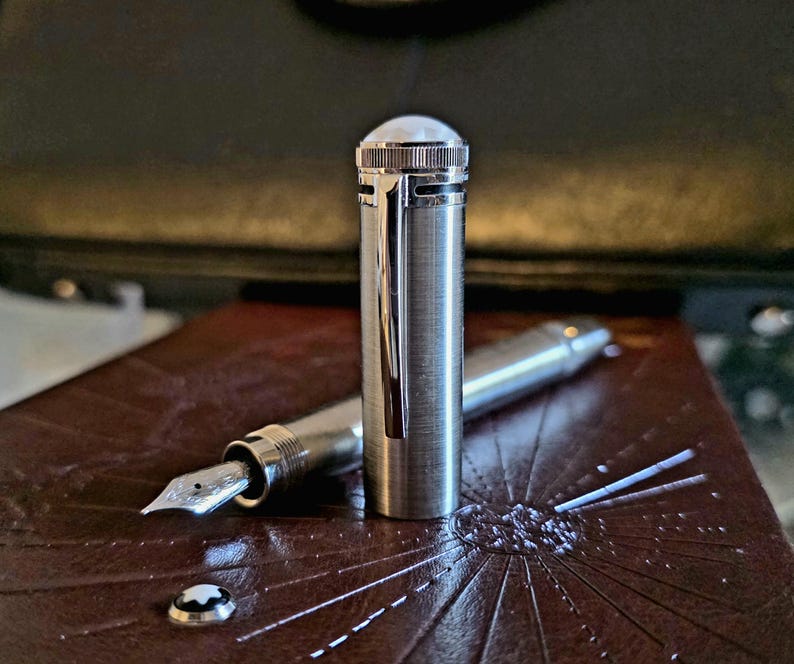 Peut inclure: Ensemble de trois mugs en c&eacute;ramique avec une finition mate et mouchet&eacute;e. Les tasses sont de couleur cr&egrave;me, gris clair et gris fonc&eacute;. Chaque mug a un design simple et une anse arrondie.