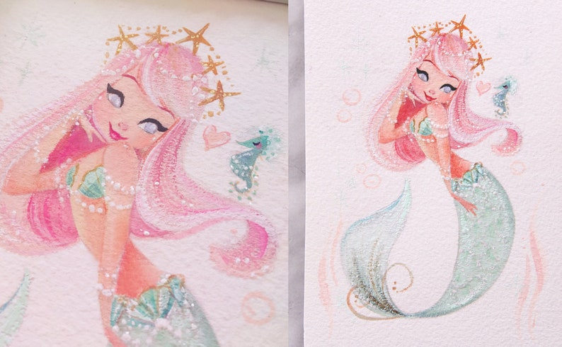 Puede incluir: Una pintura de acuarela de una sirena con cabello rosado, una corona dorada y una cola verde. Est&aacute; rodeada de corazones e hipocampos.