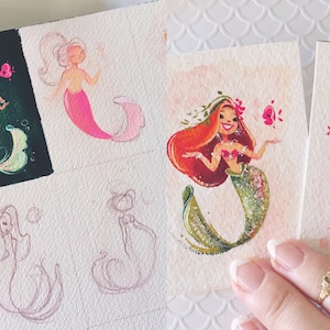 Puede incluir: Una colecci&oacute;n de pinturas de acuarela con sirenas de pelo rojo y colas verdes. Las sirenas est&aacute;n rodeadas de flores rosas y blancas y burbujas. Las pinturas est&aacute;n en peque&ntilde;os cuadrados blancos.