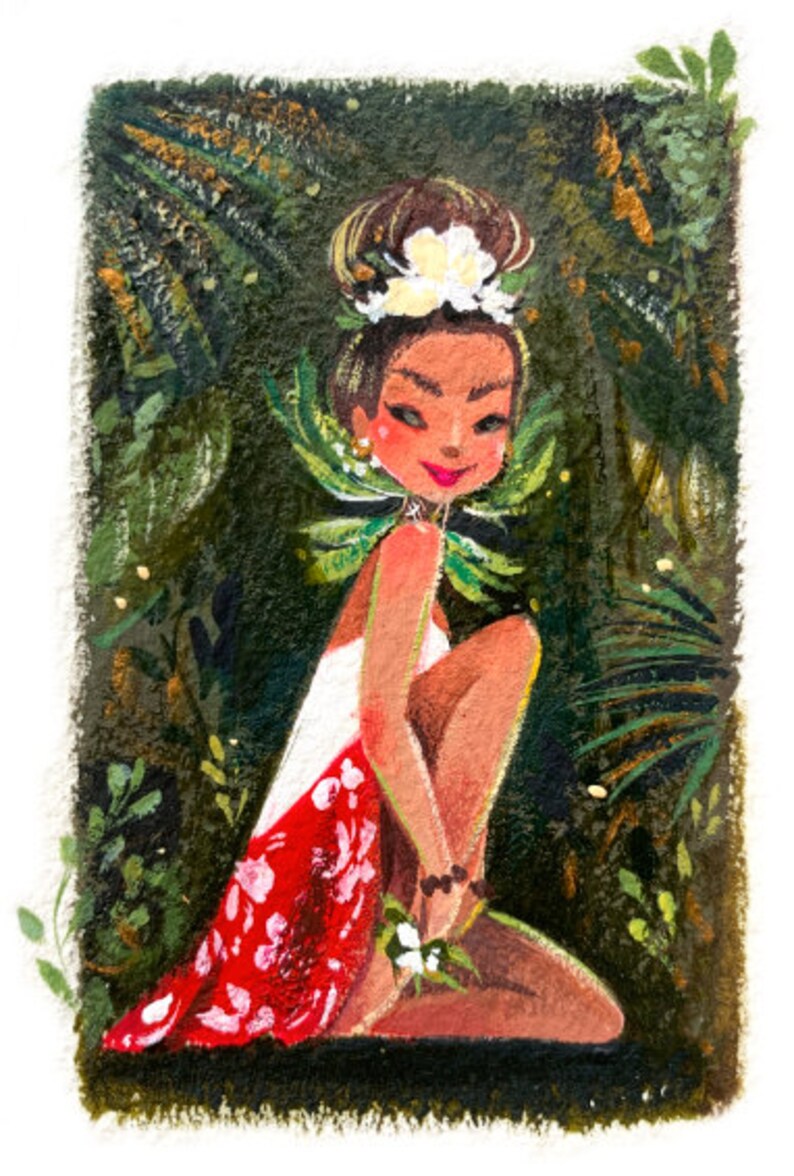 Pode incluir: Uma mulher com cabelo castanho e uma flor branca no cabelo est&aacute; sentada em uma selva verde exuberante. Ela est&aacute; vestindo um vestido vermelho e branco e um colar de flores verde.