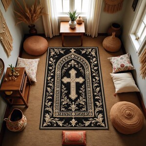 Puede incluir: Una alfombra rectangular con fondo negro que presenta un motivo central de cruz ornamentada en color crema, enmarcada por un borde arquitectónico arqueado y complejos patrones de volutas florales en tonos crema, beige y marrón claro.