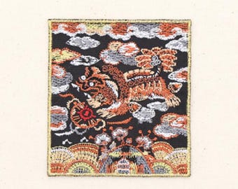Parche bordado cuadrado Hanbok tradicional coreano (2 unidades) – Motivo Haetae FS(69-021) 7,5 x 8,2 cm