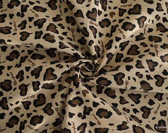 Puede incluir: Tela beige con estampado de leopardo marrón. La tela tiene las palabras "Neighborhood" repetidas en todo el estampado.