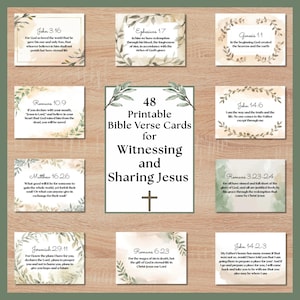Puede incluir: Un conjunto de 48 tarjetas imprimibles de versículos bíblicos para testificar y compartir a Jesús. Cada tarjeta presenta un versículo diferente, enmarcado por un borde floral. Las tarjetas están dispuestas sobre un fondo de madera.