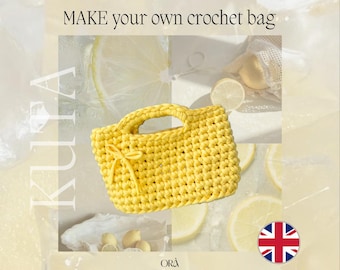 Puede incluir: Una bolsa de crochet amarilla con asa y lazo. La bolsa está sobre un fondo blanco con limones y un texto superpuesto que dice "MAKE your own crochet bag".