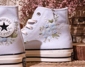 Blauwe geborduurde Converse-sneakers met bloemen: aangepaste trouwschoenen