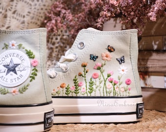 Anpassade broderade Converse-sneakers: Fjärilsblommig design