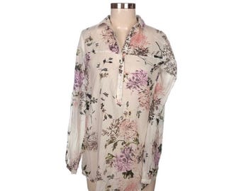 Blusa de algodón transparente con estampado floral: Top bohemio romántico en tonos pastel