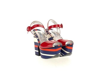 PRADA rode lakleren plateausandalen: gestreepte canvas sleehak, maat 36